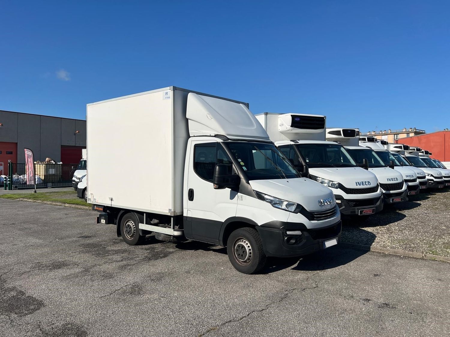 IVECO DAILY 35S16 Châssis Cabine 2.3 L 160 Ch Boite Automatique HI MATIC isotherme avec Climatisation &amp; Caisse Large = 2.10 m + Caisse Haute = 2.10 m