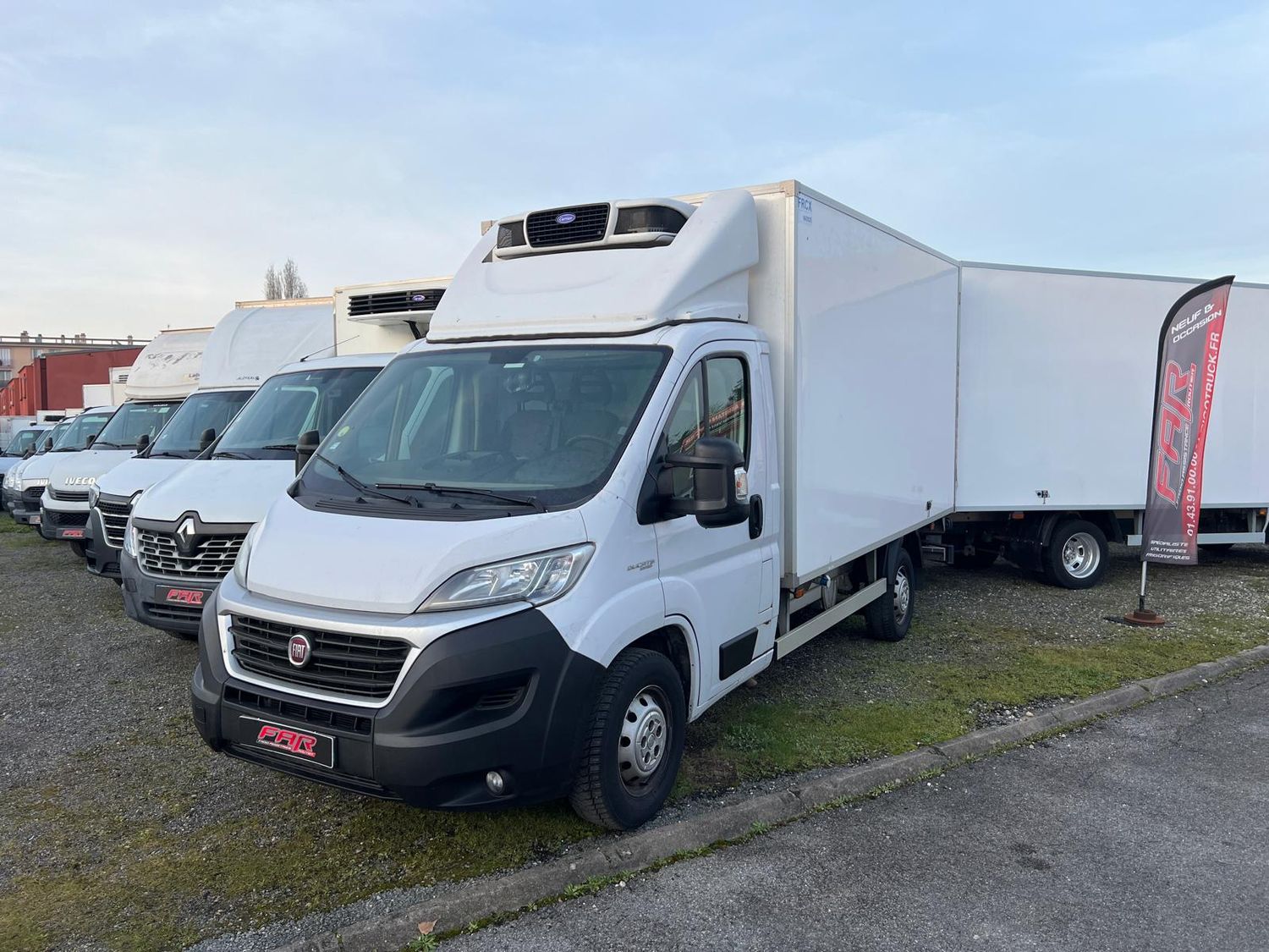 FIAT DUCATO 2.3 L Châssis Cabine Roues Simples EURO 6 130 Ch MJT Boite Automatique Frigorifique Avec Hayon élévateur, Porte latérale, Déflecteur de toit, Clim et Caisse Longue = 3.60 m Grand Volume