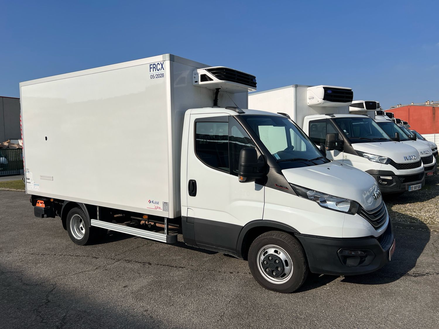 IVECO DAILY 35C16 Châssis Cabine Roues Jumelées Moteur 3 L à Chaîne de distribution 160 Ch Frigorifique Avec Hayon élévateur 750 Kg Grand Plateau et Caisse Grand V 6 Palettes - Caisse Longue = 3.70 m