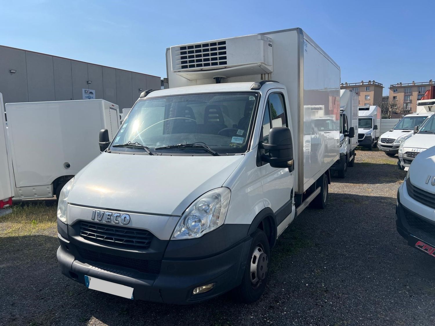 IVECO DAILY 35C13 Châssis Cabine Roues Jumelées 130 Ch Boite Auto Frigorifique Bi-température Avec Porte latérale, Cloison mobile &amp; Caisse Grand Volume 6 Palettes - Caisse Longue = 3.80 m
