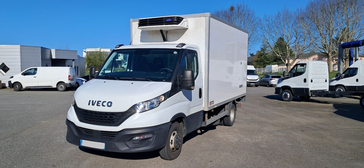 IVECO DAILY 35C16 CHASSIS CABINE ROUES JUMELÉES 2.3L 160 Ch Frigorifique Avec Climatisation, Porte latérale &amp; Hayon élévateur - Caisse Grand Volume 6 Palettes / Caisse Longue = 3.80 m