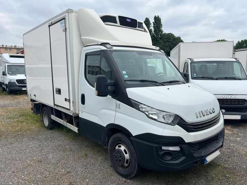 IVECO DAILY 35C14 Châssis Cabine Roues Jumelées 2.3 L 140 Ch EURO 6 BVM6 Frigorifique avec Hayon élévateur, Climatisation et Porte latérale