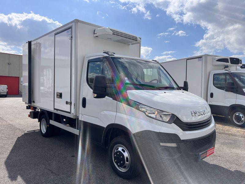 IVECO DAILY 35C14 CHASSIS CABINE ROUES JUMELÉES 2.3L 140 Ch Frigorifique Avec Climatisation, Porte latérale &amp; Hayon élévateur