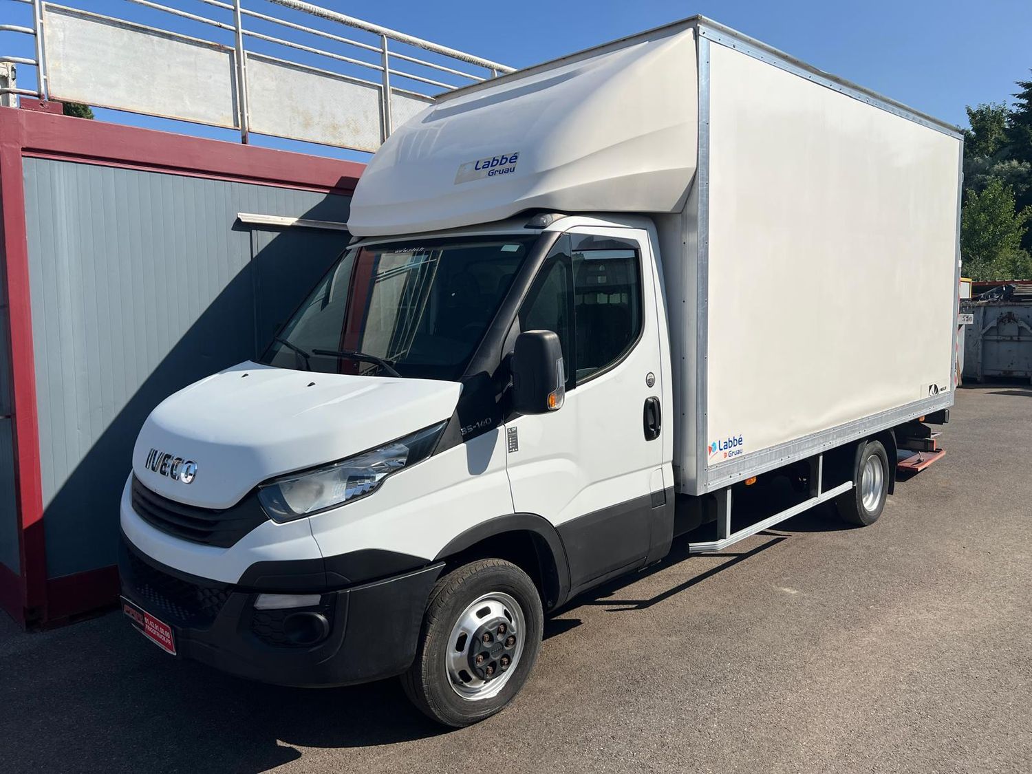 IVECO DAILY 35C14 Châssis Cabine Roues Jumelées  2.3 L 140 Ch EURO 6 BVM6 Caisse Déménagement 22m3 Grand  Volume de marque Labbé avec Capucine et Hayon élévateur 750 Kg
