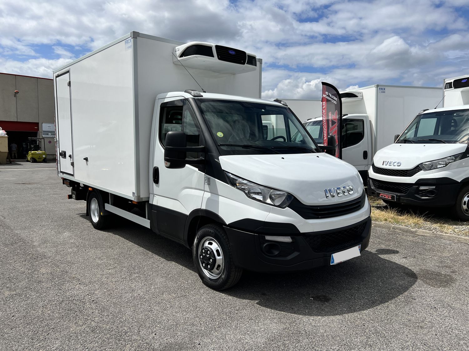 IVECO DAILY 35C16 CHASSIS CABINE 160 Ch EURO6 + Climatisation + Porte latérale AR droit + Hayon élévateur + Frigorifique - Caisse Large = 2.05 m / Caisse Longue = 3.60 m - 7 Palettes