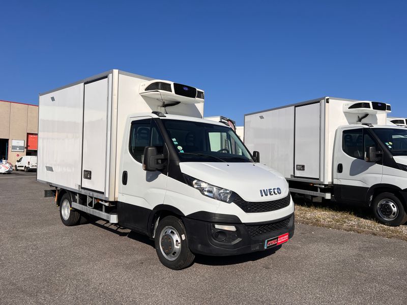 IVECO DAILY 35C13 Châssis Cabine Roues Jumelées 2.3 L 130 Ch Boite Automatique Frigorifique avec Climatisation + Porte latérale IVECO DAILY 35C13 Châssis Cabine Roues Jumelées 2.3 L 130 Ch Boite Automatique Frigorifique avec Climatisation + Porte latérale