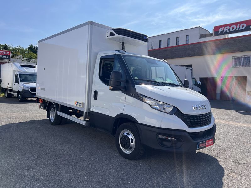 IVECO DAILY 35C16 CHASSIS CABINE ROUES JUMELÉES 2.3L 160 Ch Frigorifique Avec Climatisation & Hayon élévateur - Caisse Grand Volume 6 Palettes / Caisse Longue = 3.80 m IVECO DAILY 35C16 CHASSIS CABINE ROUES JUMELÉES 2.3L 160 Ch Frigorifique Avec Climatisation & Hayon élévateur - Caisse Grand Volume 6 Palettes / Caisse Longue = 3.80 m