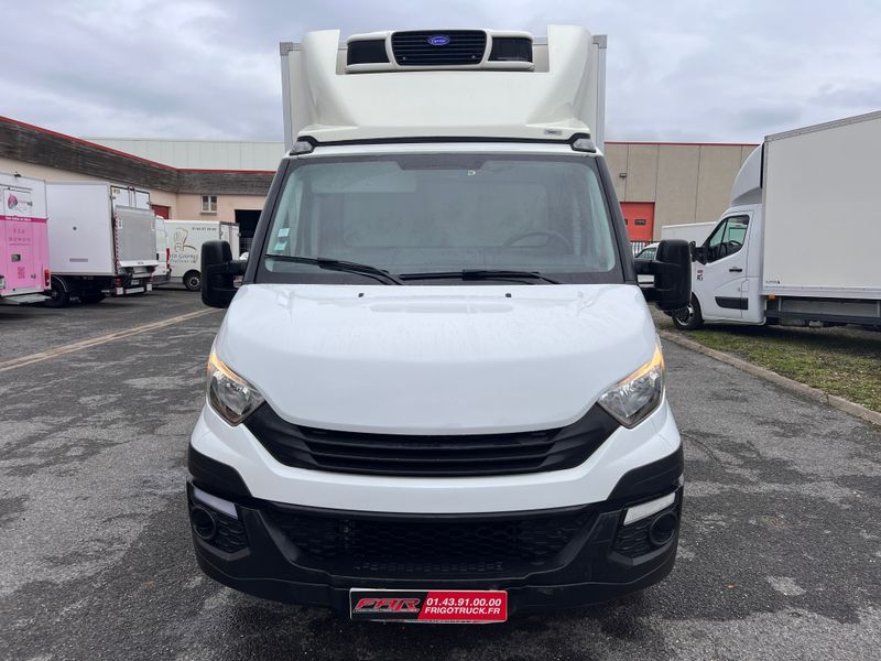 IVECO DAILY 35C14 Châssis Cabine Roues Jumelées 2.3 L 140 Ch EURO 6 BVM6 Frigorifique avec Hayon élévateur, Climatisation et Porte latérale IVECO DAILY 35C14 Châssis Cabine Roues Jumelées 2.3 L 140 Ch EURO 6 BVM6 Frigorifique avec Hayon élévateur, Climatisation et Porte latérale