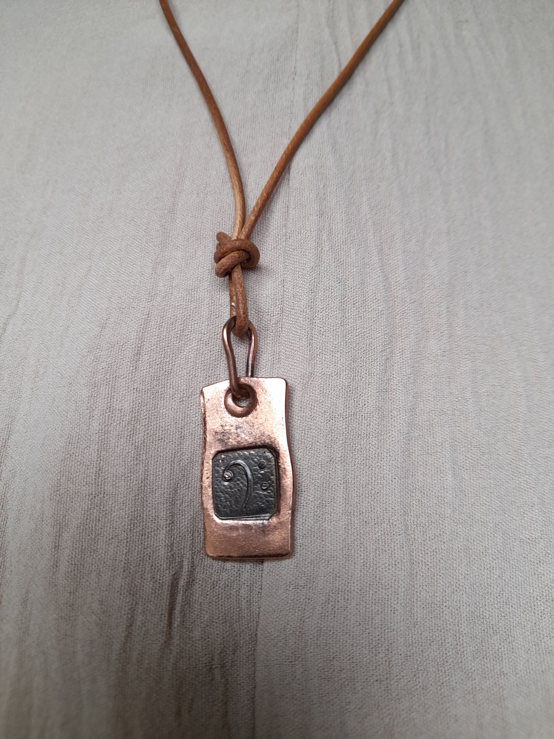 Anhänger aus Kupfer handgeschmiedet mit Baßschlüssel