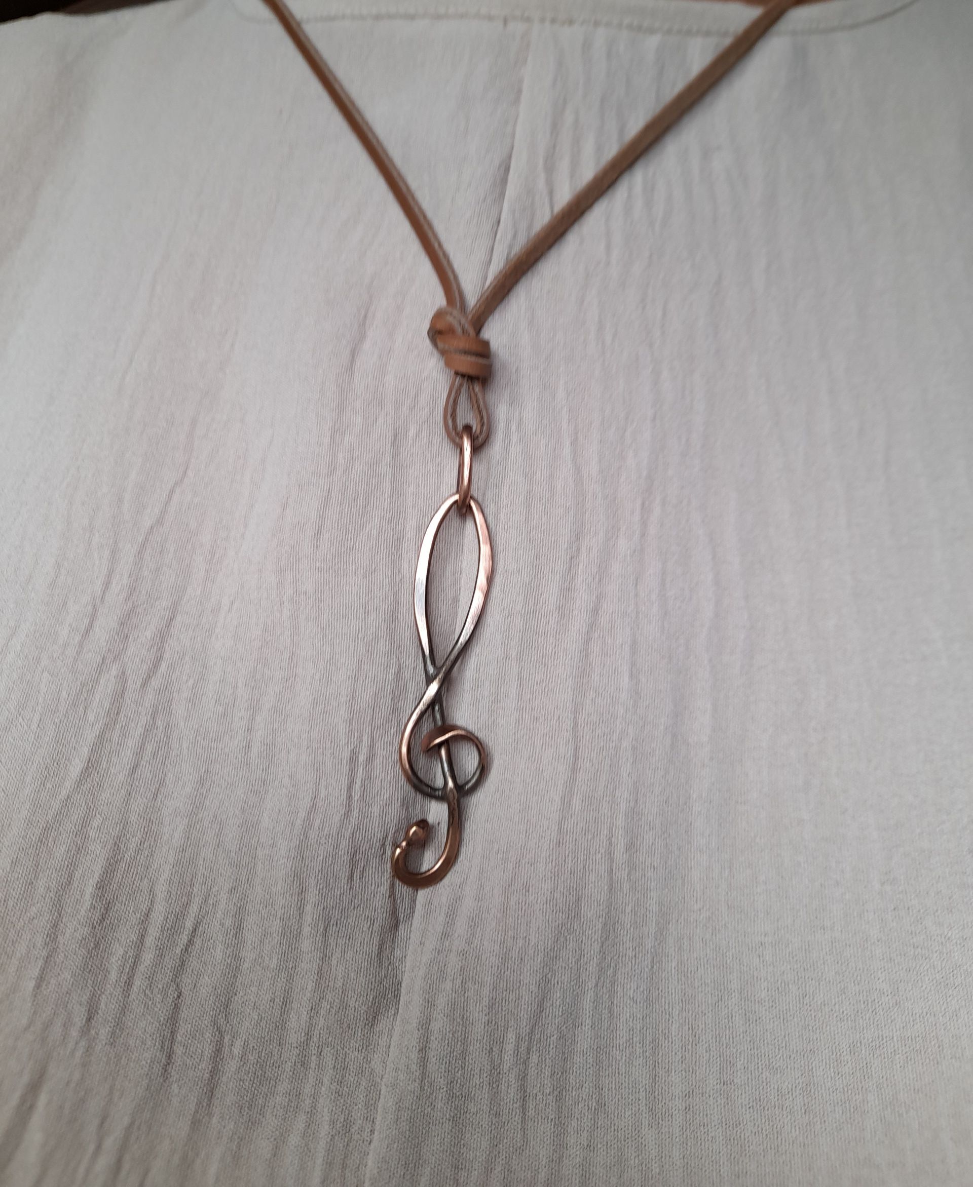 Anhänger aus Kupfer handgeschmiedet mit Violinschlüssel 60 mm