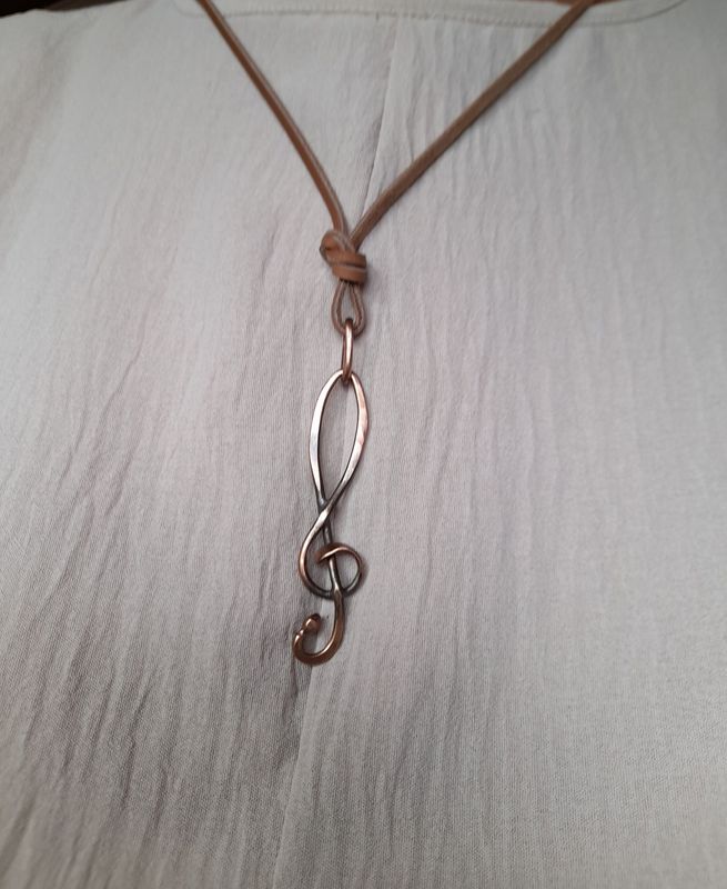 Anhänger aus Kupfer handgeschmiedet mit Violinschlüssel 60 mm Anhänger aus Kupfer handgeschmiedet mit Violinschlüssel 60 mm