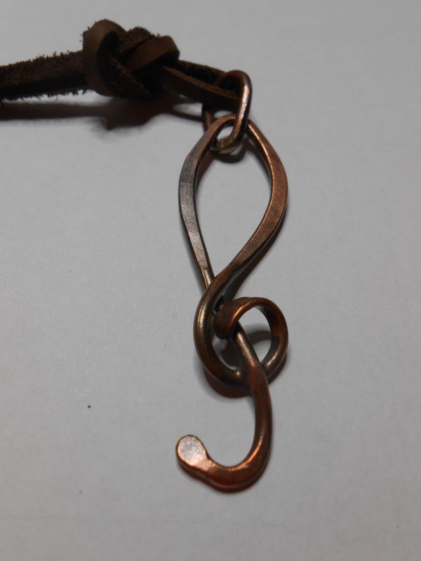 Anhänger aus Kupfer handgeschmiedet mit Violinschlüssel 60 mm