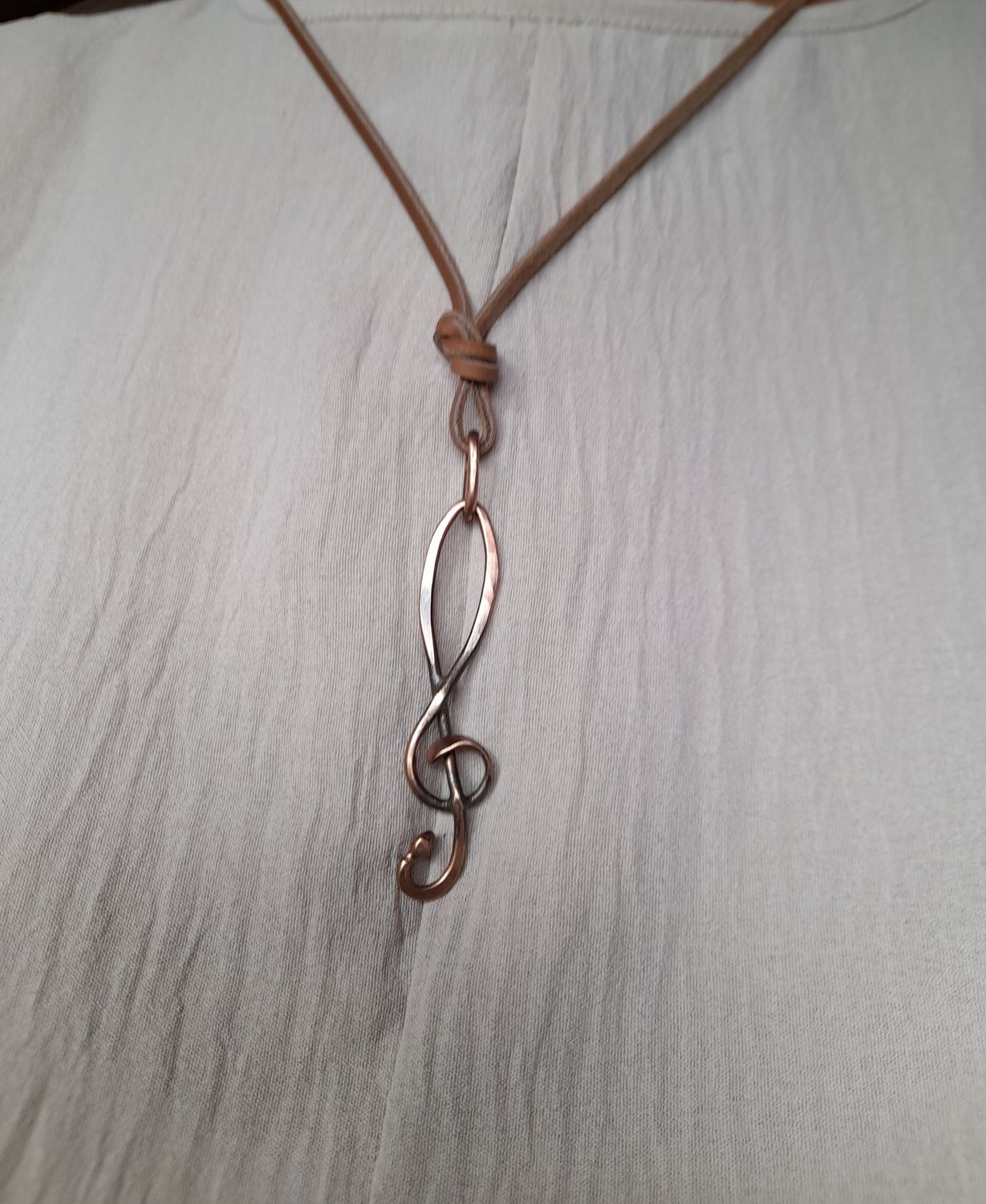 7 CM Anhänger aus Kupfer handgeschmiedet mit Violinschlüssel 7 CM Anhänger aus Kupfer handgeschmiedet mit Violinschlüssel