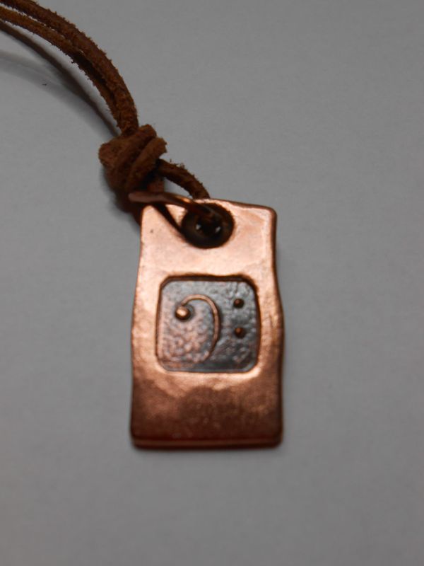 Anhänger aus Kupfer handgeschmiedet mit Baßschlüssel + Tasse Anhänger aus Kupfer handgeschmiedet mit Baßschlüssel + Tasse