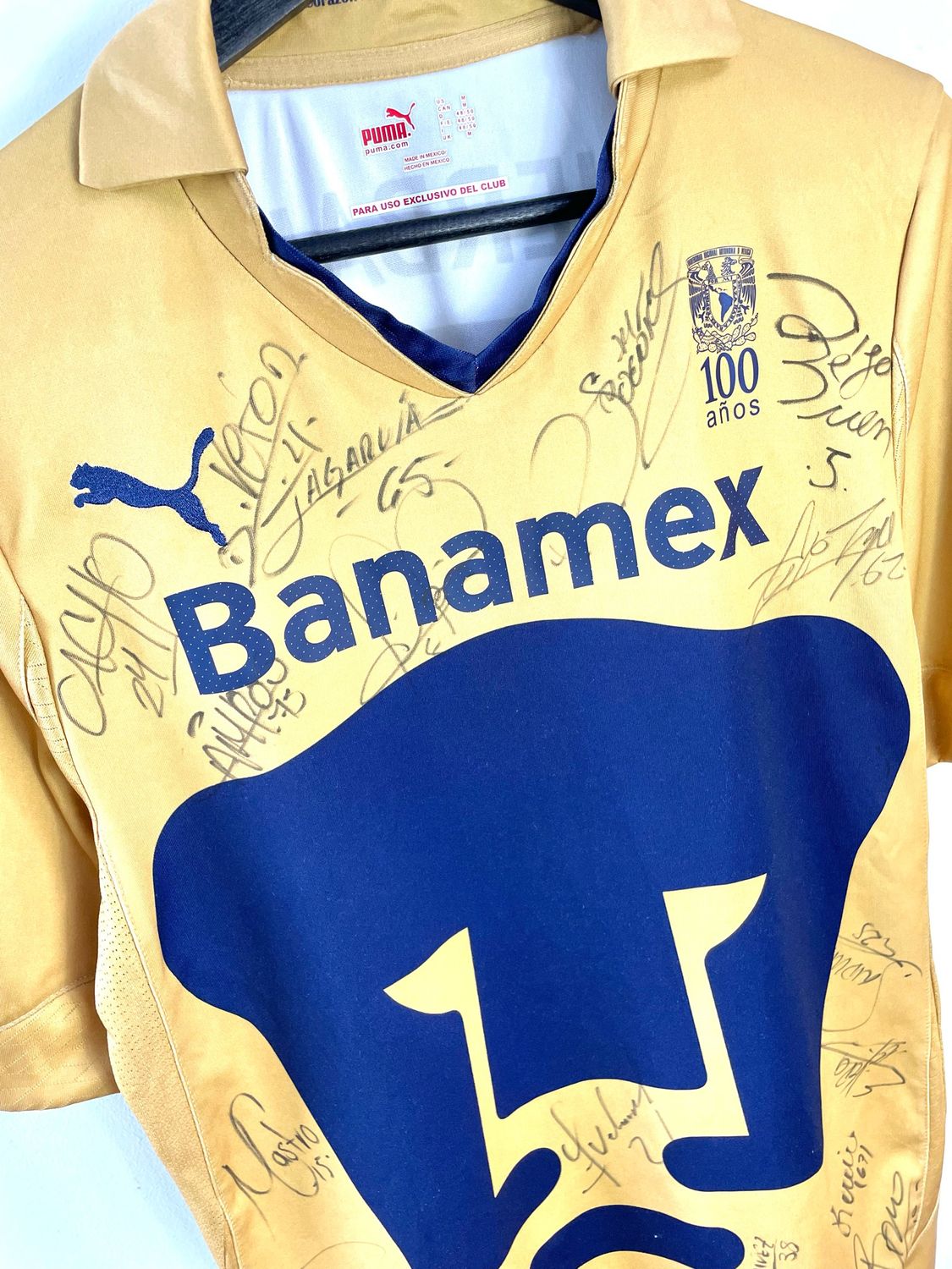 Unam Pumas 2010-11 third shirt signed playerissue