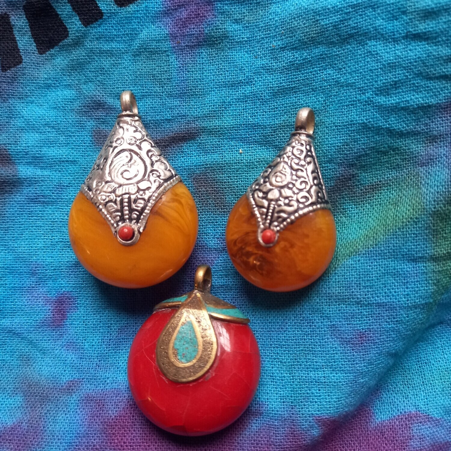 Tibetan resin 34x20 mm amber