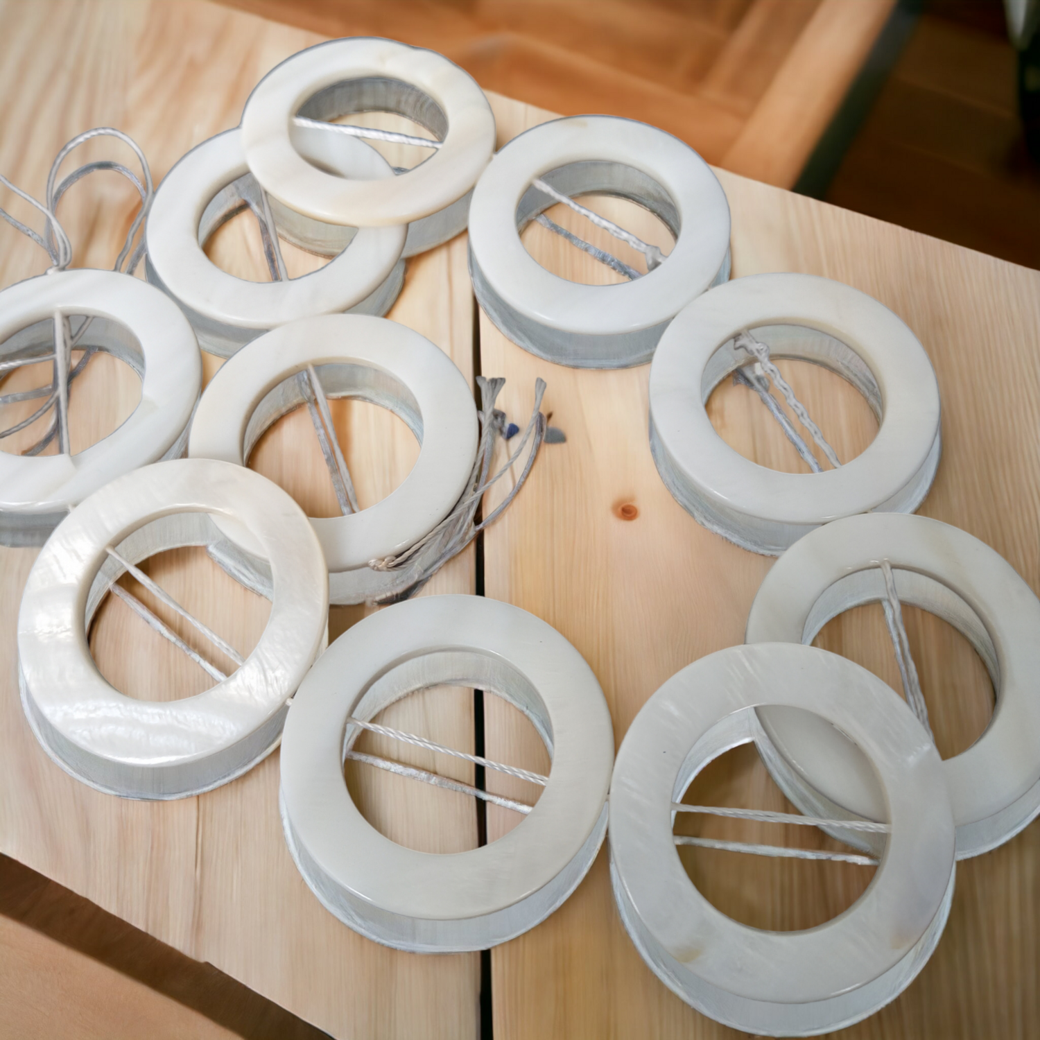 Shell: white round