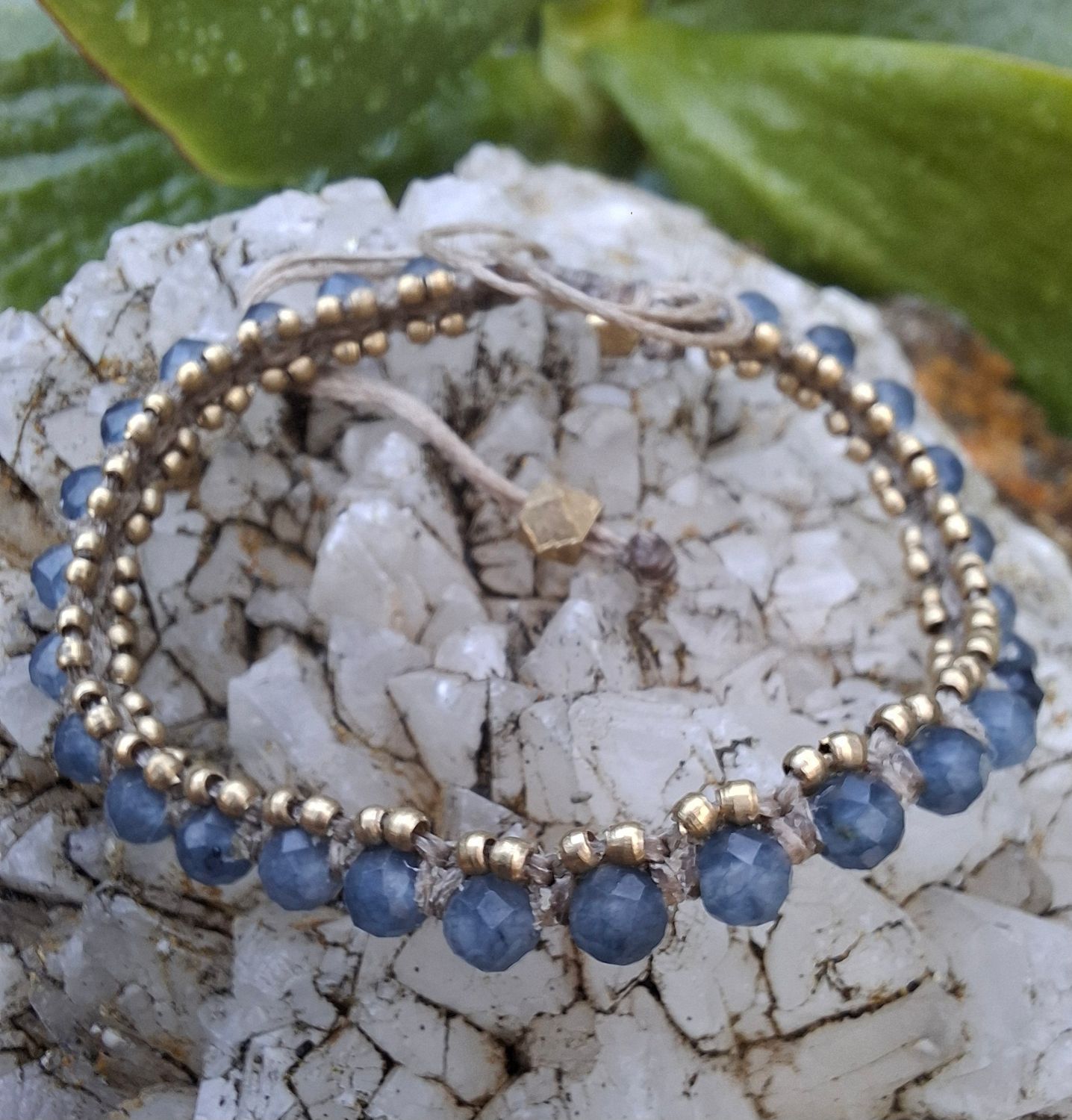 MC05. Macrame Iolite bracelet 