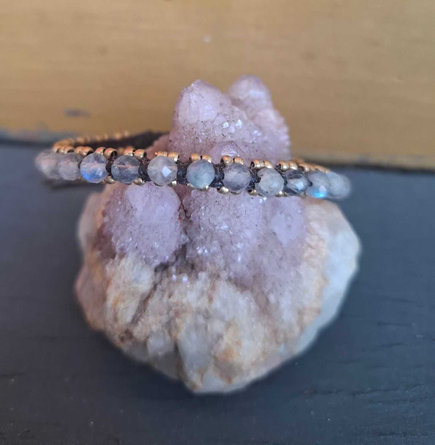 MC08. Macrame Labradorite bracelet