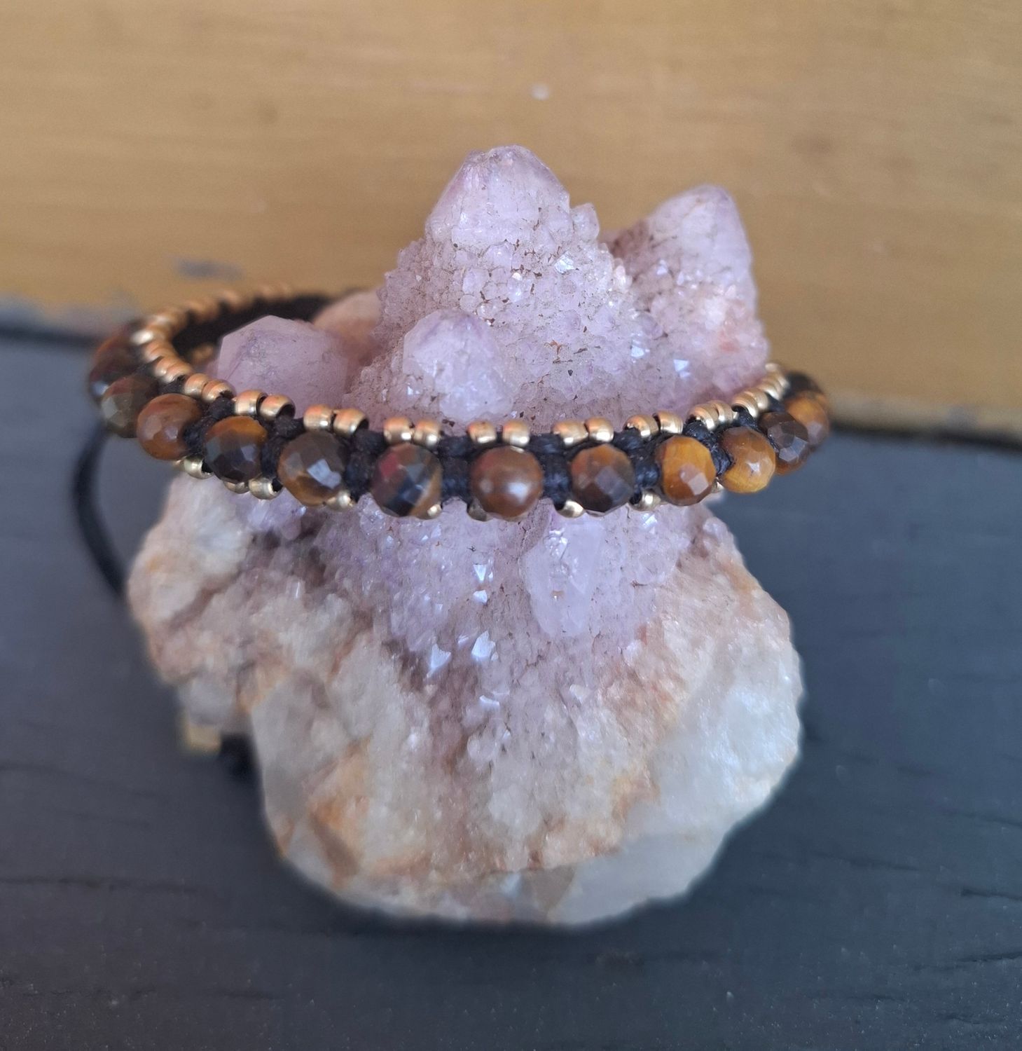 MC08. Macrame Tiger eye