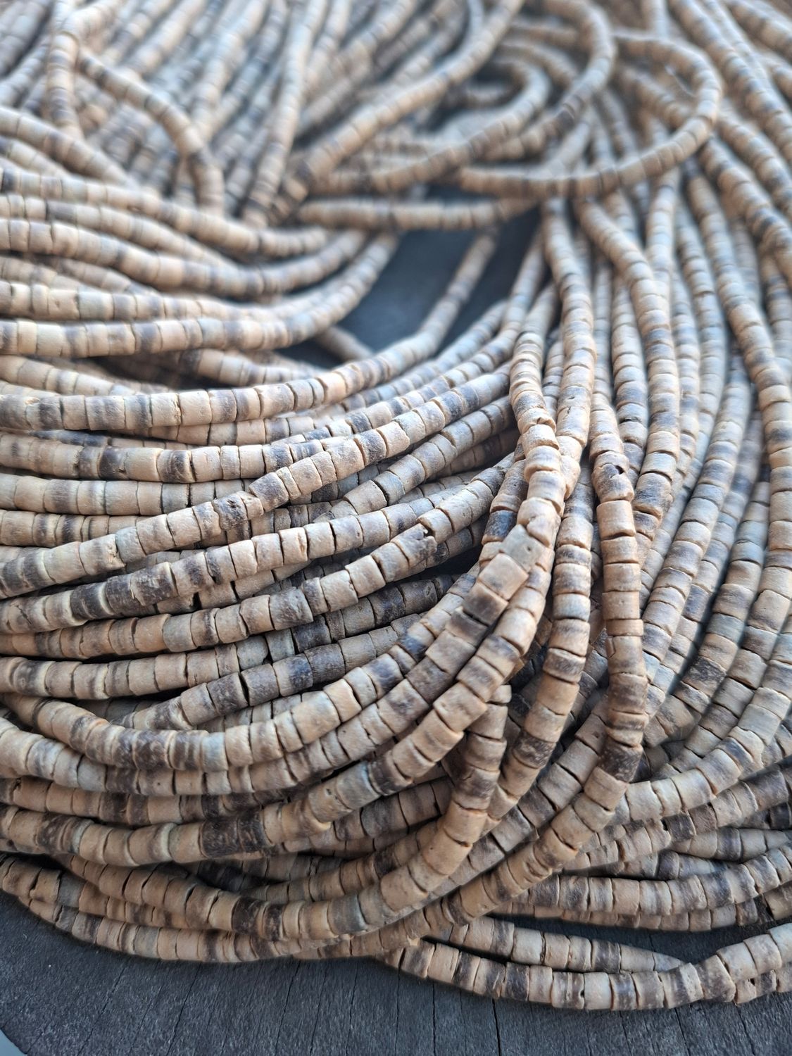 cnut001: Coconut 4mm(60 cm string)