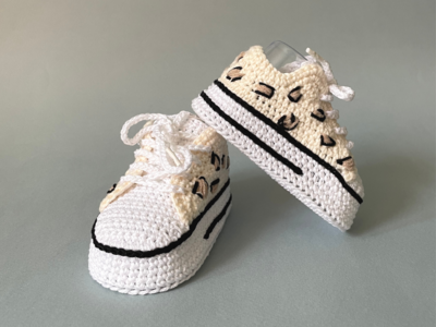 Crochet pattern baby shoes booties 0-3 months, animal print sneakers crochet video tutorial, pregnancy gift idea, crochet baby shoe pattern