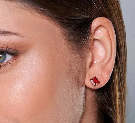 Gold-plated equilibrium earring with pink crystal