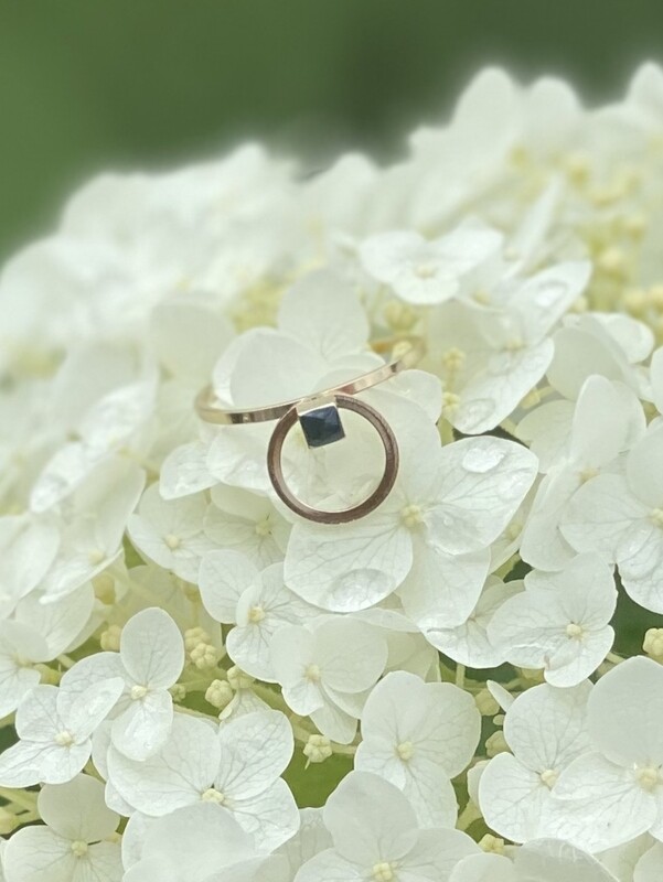 Adjustable gold-plated ring with prusse hand-enameled cube on top
