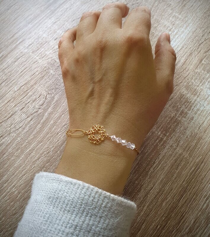 Gold-plated flower bracelet with clear Swarovski crystals