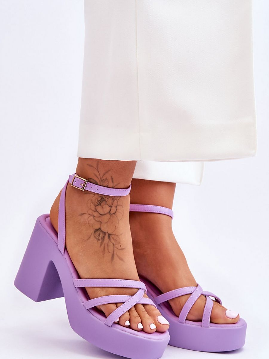 Violetit korkokengät