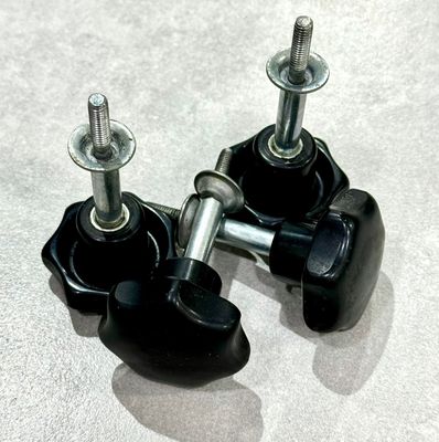 Screw for the machine plates