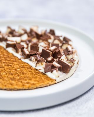 Welcome to our newest branch in Bahrain, where sweet indulgence meets specialty coffee! Treat yourself to our delicious Stroopwafels, perfectly caramel-filled and crispy, alongside a variety of traditional waffles topped with fresh fruits, decadent chocolate, and whipped cream. Our menu also boasts an array of amazing sweets, all crafted to satisfy your cravings. Pair your treats with our specialty coffee, featuring a selection of brews from classic espressos to creamy lattes. Join us for a cozy experience that blends exceptional flavors with the warmth of Bahraini hospitality!