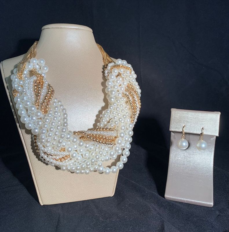 Cluster Pearl & Gold Necklace Set.