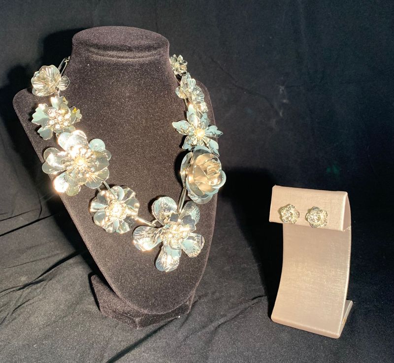 Silver Flower Necklace Set.