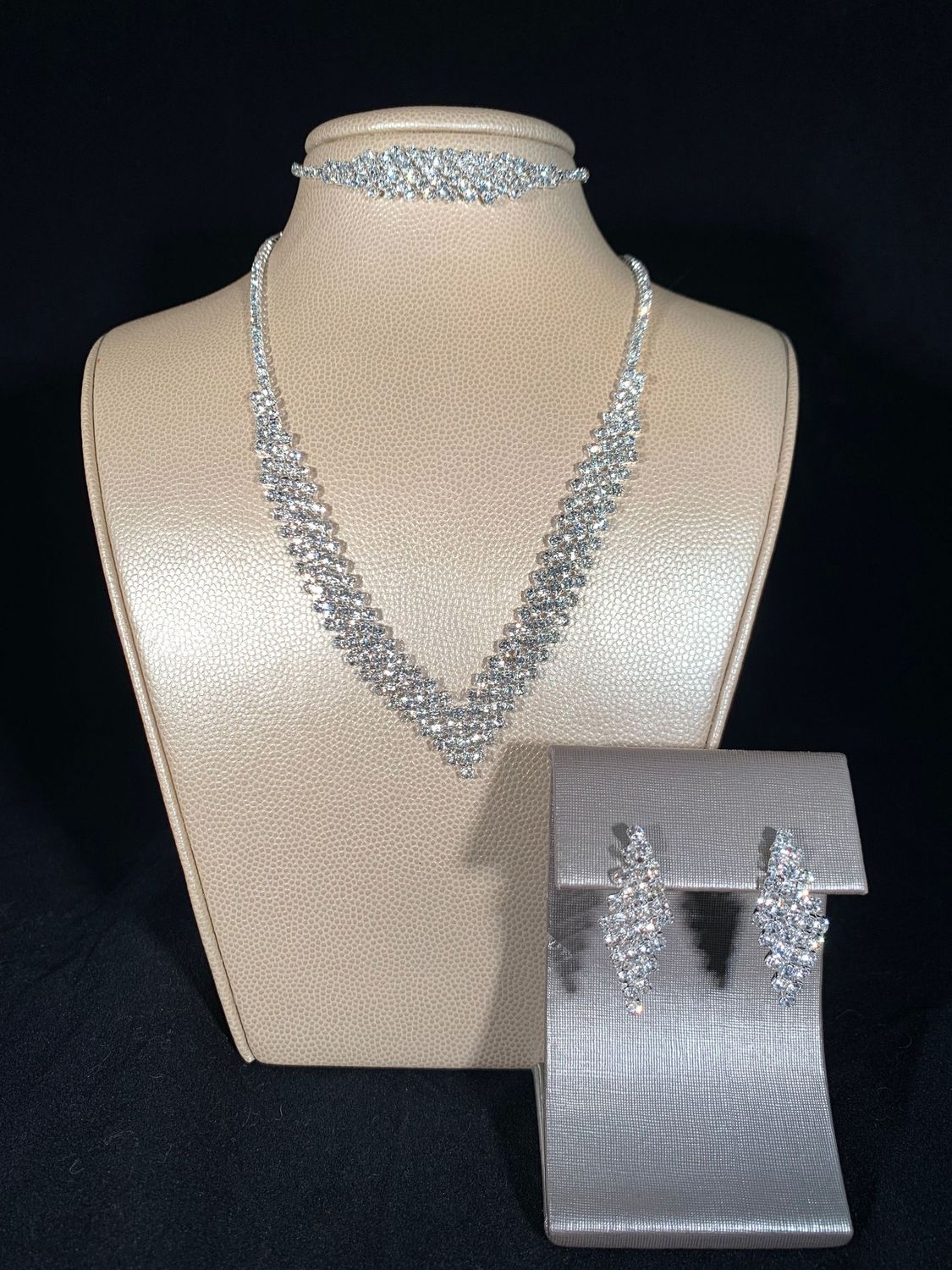 3pc Silver Necklace Set.