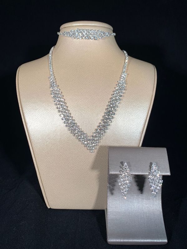 3pc Silver Necklace Set.