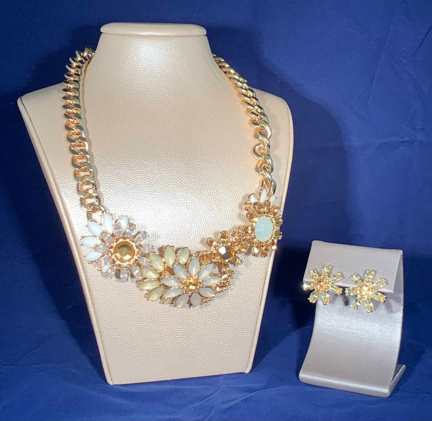 Gold Flower Necklace Set.
