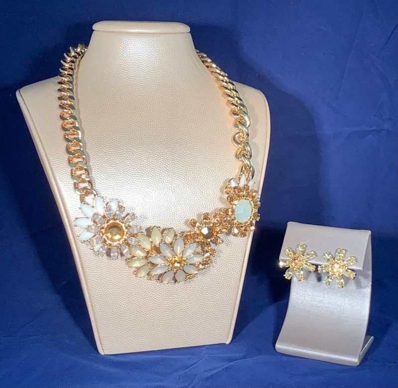 Gold Flower Necklace Set.