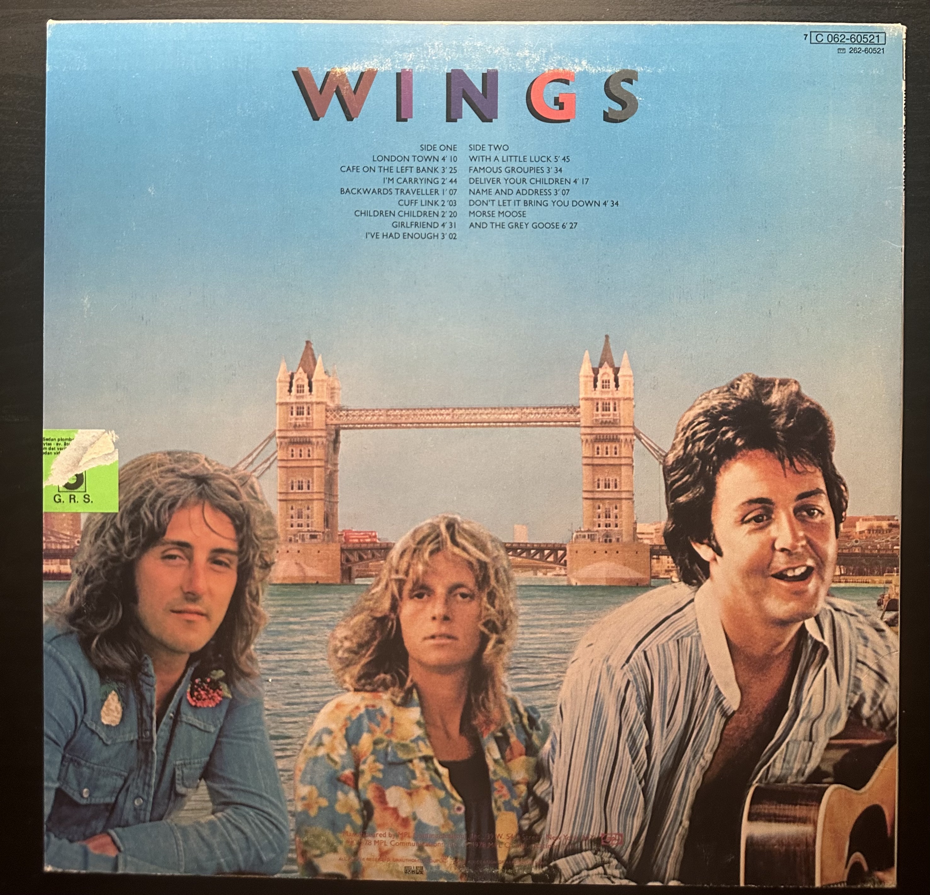 Wings mccartney. Обложки альбомов маккартни. Крылья маккартни альбомы. Пол маккартни 1975. Wings группа 1976.