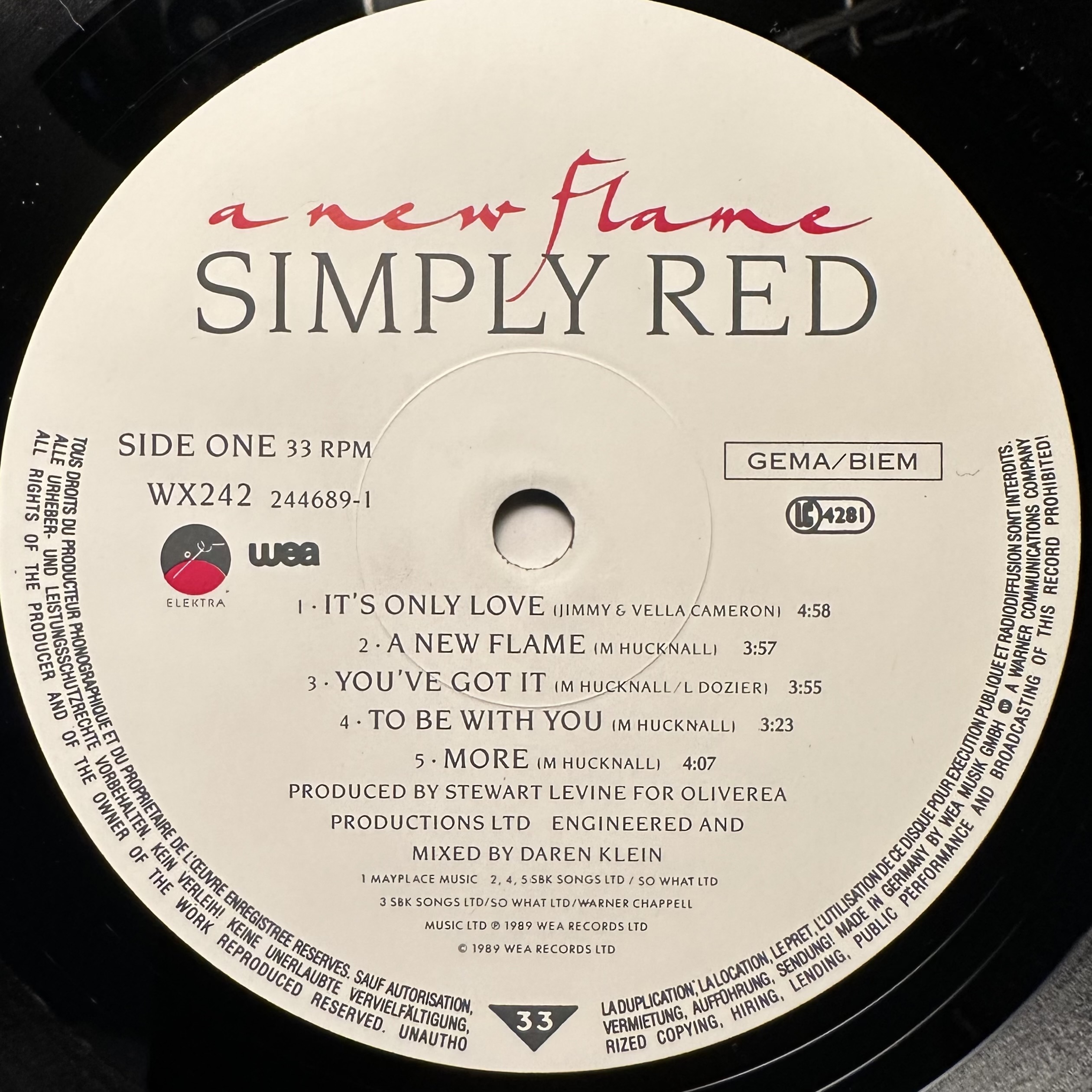 Симплей перевод. Simply Red "a New Flame". Simply Red albums. Мир винила. Обложка CD simply Red a New Flame.