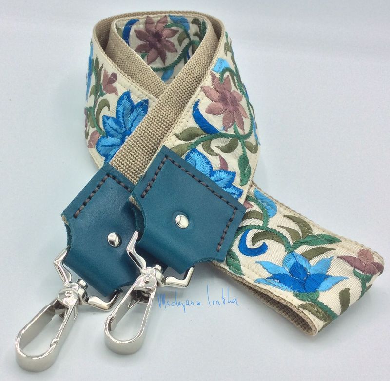 002B Nieuw tashengel bagstrap blauw beige bloemen tuigleer