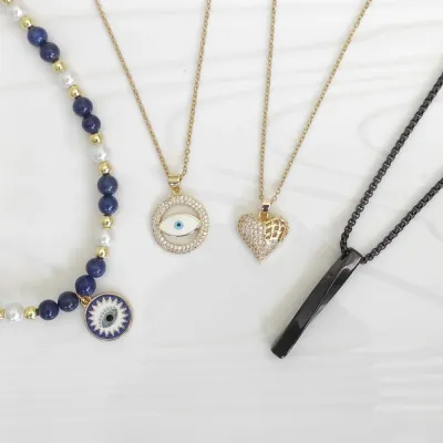 Dainty à la Mode Necklaces Collection – elegant pendants and gemstone necklaces