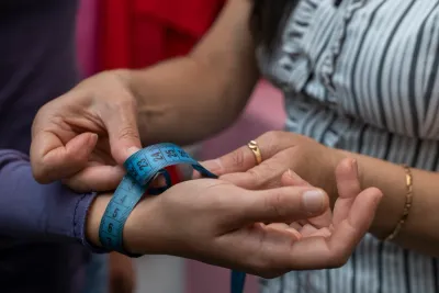 Dainty à la Mode Sizing Guide – person measuring wrist with a tape measure to find the correct bracelet size