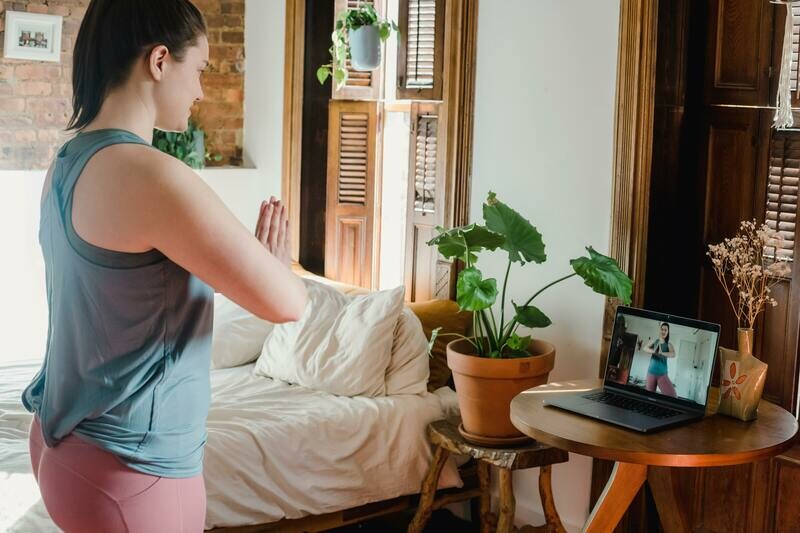 Cours en ligne 1h au choix : Cardio, Renforcement musculaire, Pilates ou Yoga. Un cours privé sans bouger de chez soi!