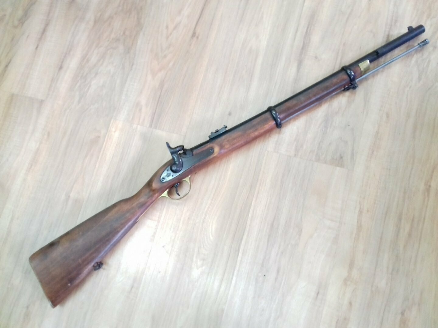 Carabina Enfield 1861 color negro con culata de madera. Longitud 102 cm.