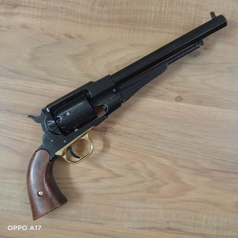 Revólver Remington avancarga. Réplica de arma USA año 1858. Marca Kolser.