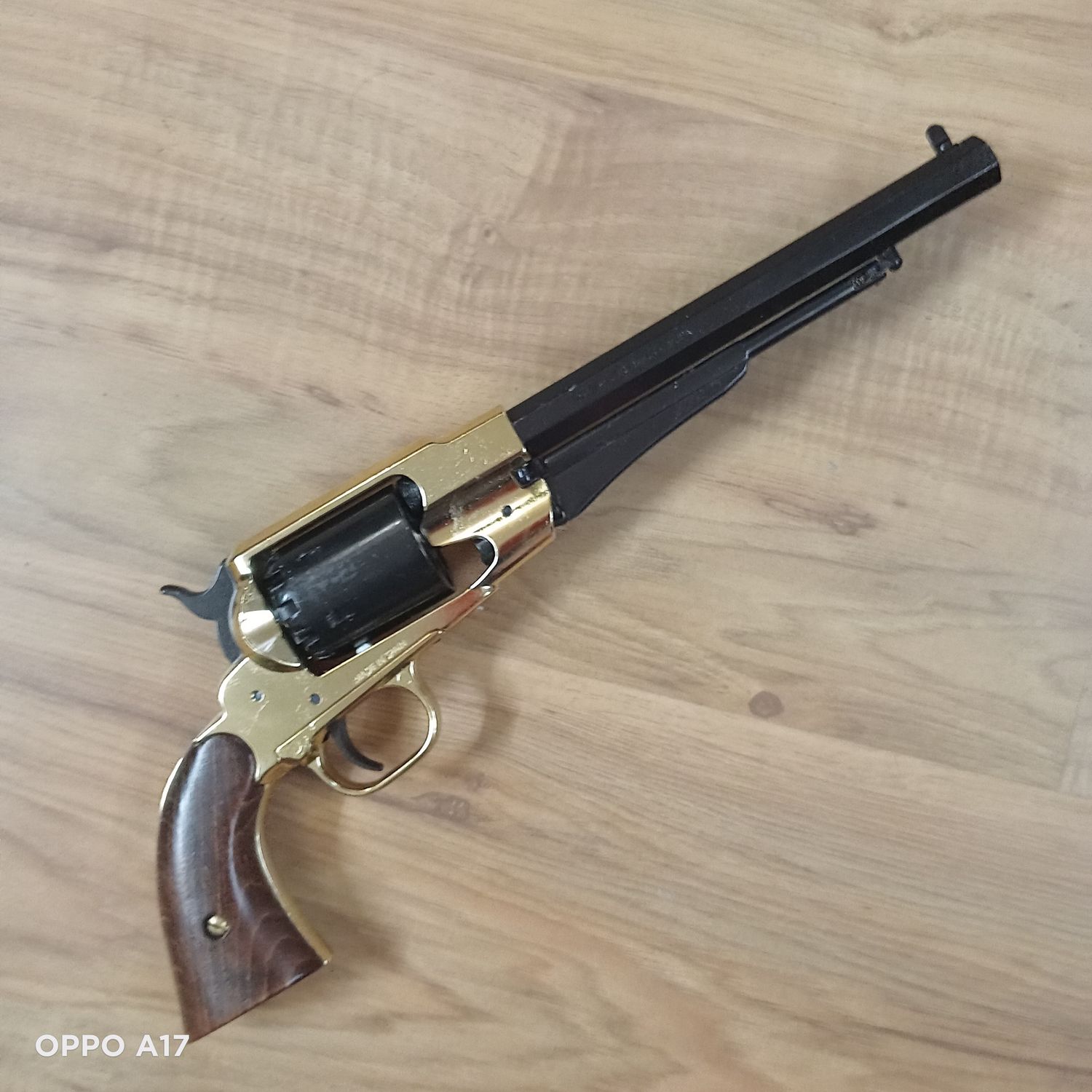 Revólver Remington avancarga. Réplica de arma USA año 1858. Marca Kolser.