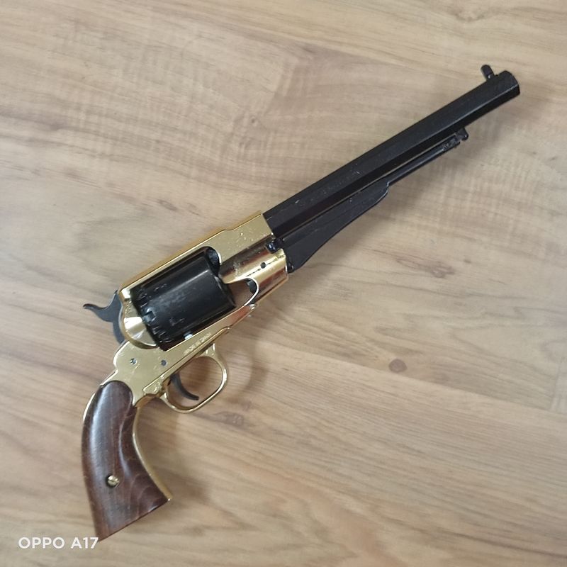 Revólver Remington avancarga. Réplica de arma USA año 1858. Marca Kolser.