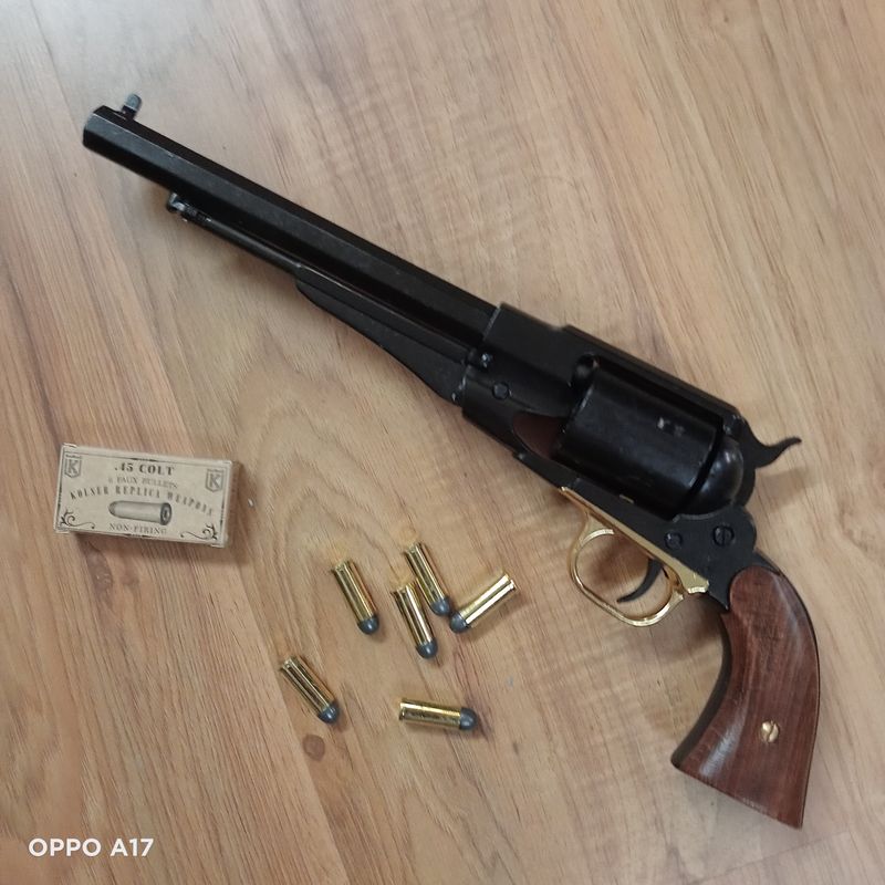 Revólver Remington retrocarga. Réplica de arma USA año 1858. Marca Kolser.