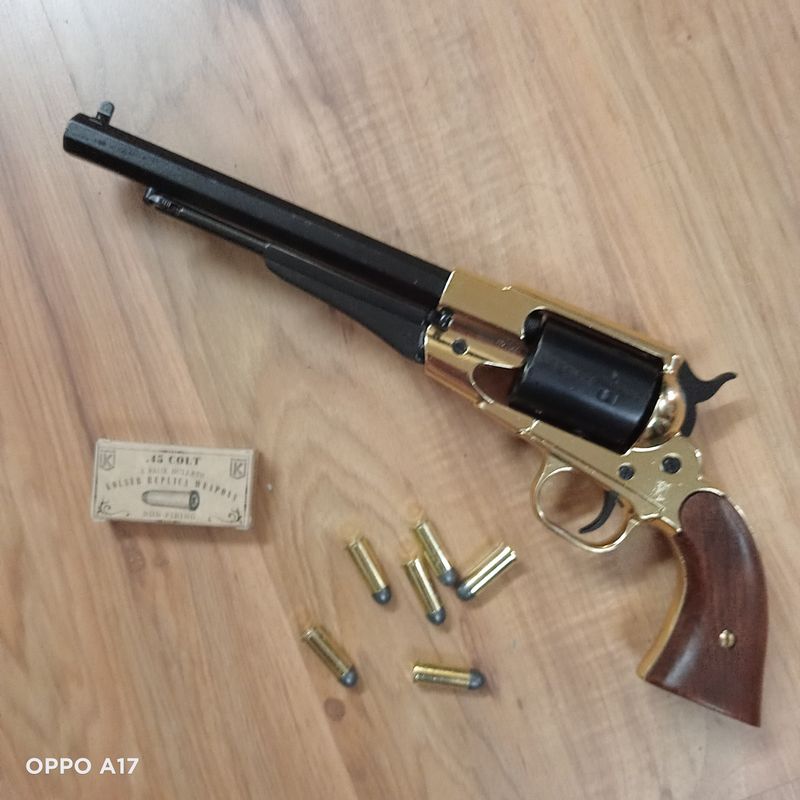 Revólver Remington retrocarga. Réplica de arma USA 1858. Marca Kolser.